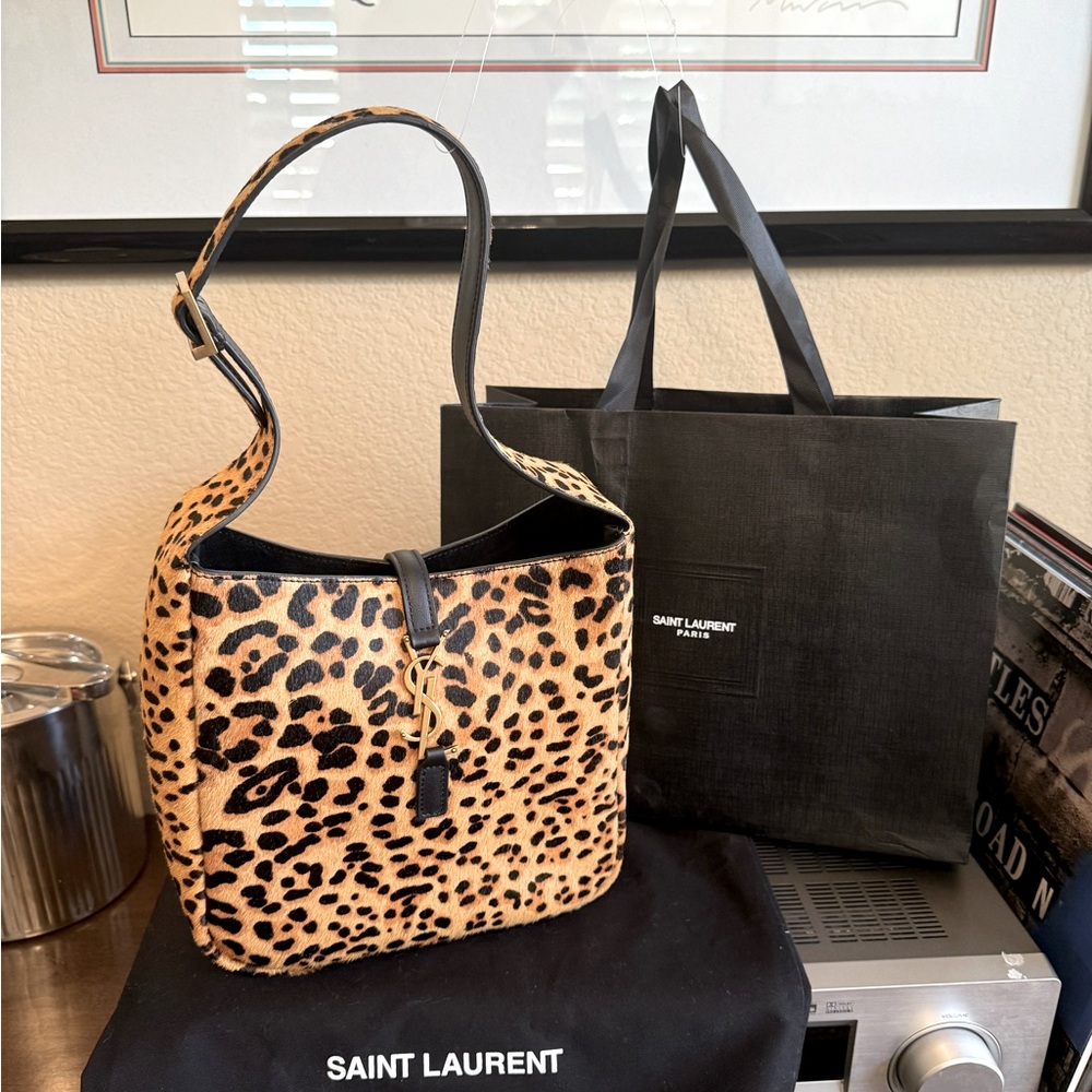 Designer Leopard Shoulder Bag w/unique clasp